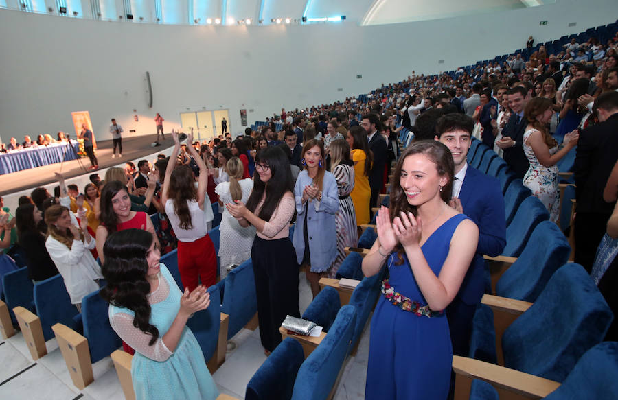 Los alumnos de la Facultad de Economía y Empresa celebran su graduación en el Palacio de Congresos de Oviedo 