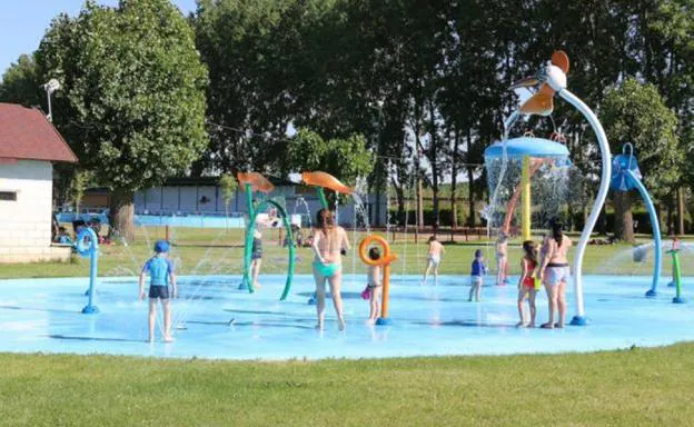 Una de las instalaciones de ocio de las piscinas municipales de Valencia de Don Juan. 