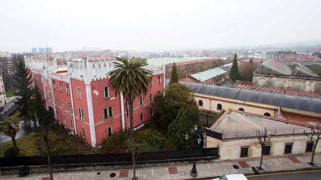 EL edificio administrativo de la antigua fábrica de armas de La Vega, un complejo con 1220.000 metros cuadrados. 