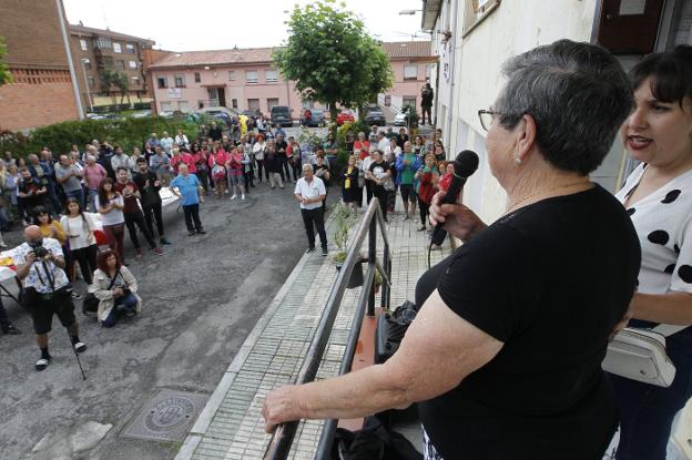 Concentración celebrada ayer ante las viviendas afectadas por los desahucios de La Camocha. 