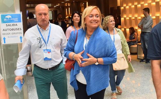 Luis Venta juntao a Mercedes Fernández en la sede del congreso del PP.