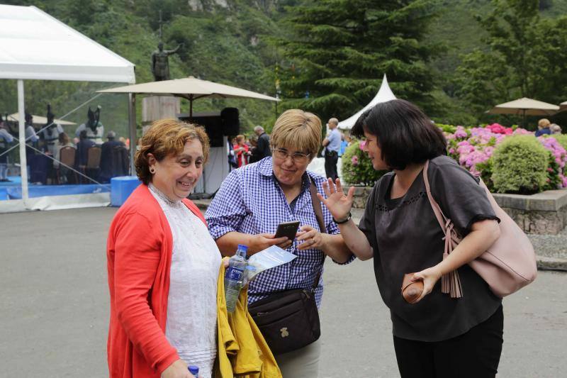 Los bombos de la Lotería Nacional giraron a la una de la tarde para desvelar el número agraciado con el primer premio en un sorteo dedicado al I Centenario de la declaración del Parque Nacional de la Montaña de Covadonga, hoy Picos de Europa.