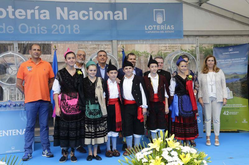 Los bombos de la Lotería Nacional giraron a la una de la tarde para desvelar el número agraciado con el primer premio en un sorteo dedicado al I Centenario de la declaración del Parque Nacional de la Montaña de Covadonga, hoy Picos de Europa.