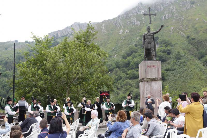 Los bombos de la Lotería Nacional giraron a la una de la tarde para desvelar el número agraciado con el primer premio en un sorteo dedicado al I Centenario de la declaración del Parque Nacional de la Montaña de Covadonga, hoy Picos de Europa.