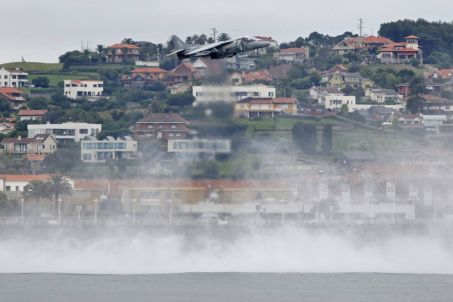 Un día antes de la gran cita, vecinos y visitantes de Gijón disfrutan con las acrobacias de los aviones que participan en el Festival Aéreo de Gijón. Y es que los pilotos han ofrecido evidencias de sus habilidades durante buena parte de la mañana.