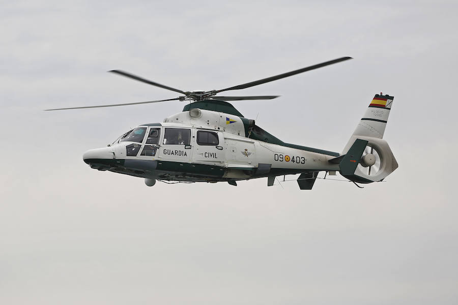 Un día antes de la gran cita, vecinos y visitantes de Gijón disfrutan con las acrobacias de los aviones que participan en el Festival Aéreo de Gijón. Y es que los pilotos han ofrecido evidencias de sus habilidades durante buena parte de la mañana.