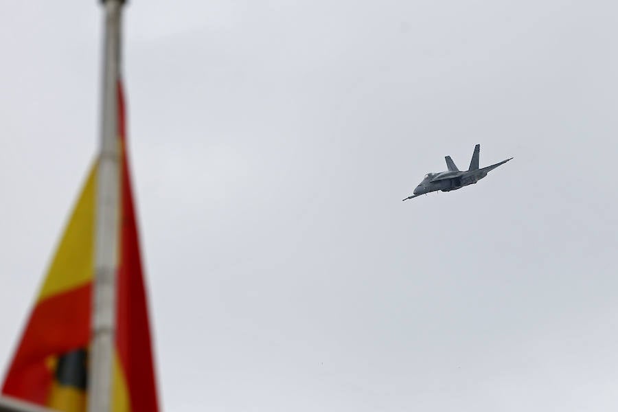 Un día antes de la gran cita, vecinos y visitantes de Gijón disfrutan con las acrobacias de los aviones que participan en el Festival Aéreo de Gijón. Y es que los pilotos han ofrecido evidencias de sus habilidades durante buena parte de la mañana.
