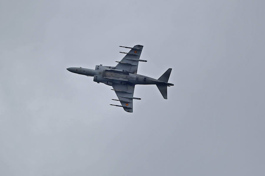 Un día antes de la gran cita, vecinos y visitantes de Gijón disfrutan con las acrobacias de los aviones que participan en el Festival Aéreo de Gijón. Y es que los pilotos han ofrecido evidencias de sus habilidades durante buena parte de la mañana.