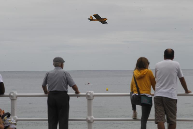 Un día antes de la gran cita, vecinos y visitantes de Gijón disfrutan con las acrobacias de los aviones que participan en el Festival Aéreo de Gijón. Y es que los pilotos han ofrecido evidencias de sus habilidades durante buena parte de la mañana.