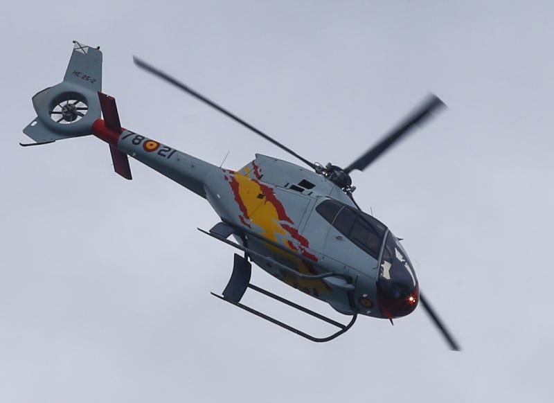 Un día antes de la gran cita, vecinos y visitantes de Gijón disfrutan con las acrobacias de los aviones que participan en el Festival Aéreo de Gijón. Y es que los pilotos han ofrecido evidencias de sus habilidades durante buena parte de la mañana.