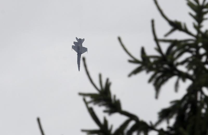 Un día antes de la gran cita, vecinos y visitantes de Gijón disfrutan con las acrobacias de los aviones que participan en el Festival Aéreo de Gijón. Y es que los pilotos han ofrecido evidencias de sus habilidades durante buena parte de la mañana.