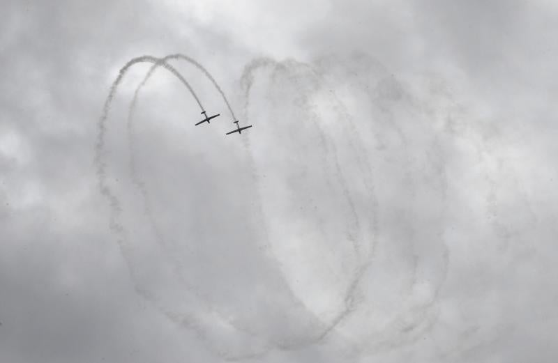 Un día antes de la gran cita, vecinos y visitantes de Gijón disfrutan con las acrobacias de los aviones que participan en el Festival Aéreo de Gijón. Y es que los pilotos han ofrecido evidencias de sus habilidades durante buena parte de la mañana.