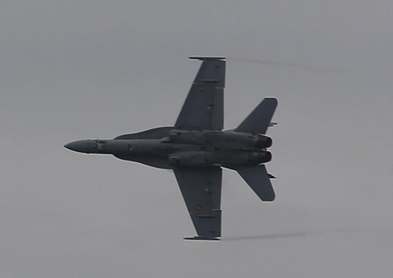 Un día antes de la gran cita, vecinos y visitantes de Gijón disfrutan con las acrobacias de los aviones que participan en el Festival Aéreo de Gijón. Y es que los pilotos han ofrecido evidencias de sus habilidades durante buena parte de la mañana.