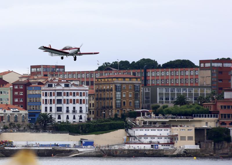 Un día antes de la gran cita, vecinos y visitantes de Gijón disfrutan con las acrobacias de los aviones que participan en el Festival Aéreo de Gijón. Y es que los pilotos han ofrecido evidencias de sus habilidades durante buena parte de la mañana.