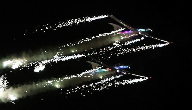 Un día antes de la gran cita, vecinos y visitantes de Gijón disfrutan con las acrobacias de los aviones que participan en el Festival Aéreo de Gijón. Y es que los pilotos han ofrecido evidencias de sus habilidades durante buena parte de la mañana.