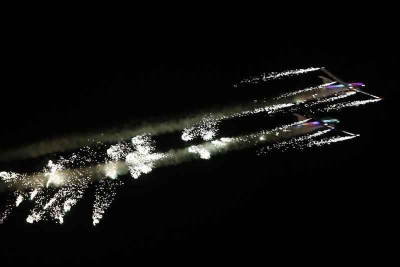 Un día antes de la gran cita, vecinos y visitantes de Gijón disfrutan con las acrobacias de los aviones que participan en el Festival Aéreo de Gijón. Y es que los pilotos han ofrecido evidencias de sus habilidades durante buena parte de la mañana.