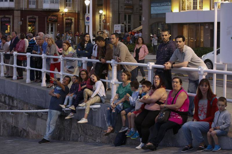 Un día antes de la gran cita, vecinos y visitantes de Gijón disfrutan con las acrobacias de los aviones que participan en el Festival Aéreo de Gijón. Y es que los pilotos han ofrecido evidencias de sus habilidades durante buena parte de la mañana.