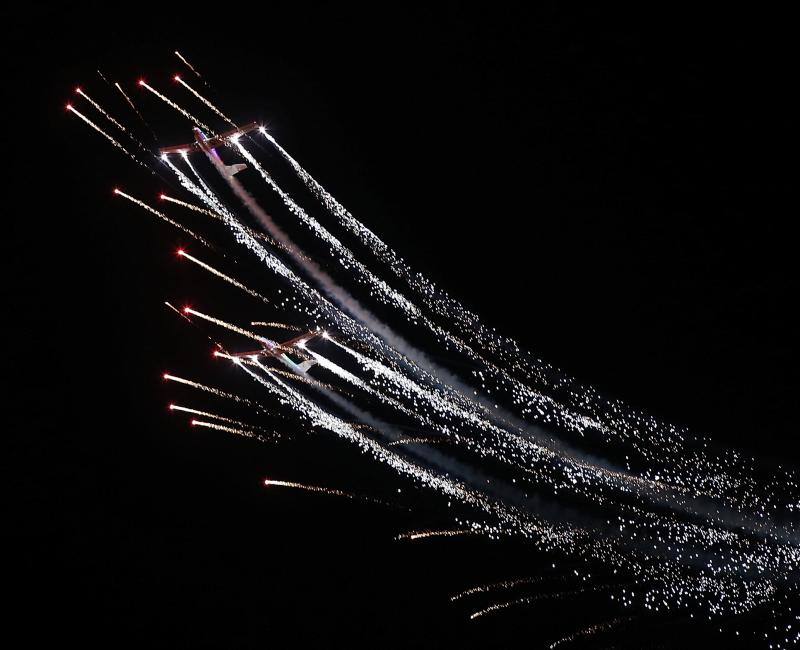 Un día antes de la gran cita, vecinos y visitantes de Gijón disfrutan con las acrobacias de los aviones que participan en el Festival Aéreo de Gijón. Y es que los pilotos han ofrecido evidencias de sus habilidades durante buena parte de la mañana.