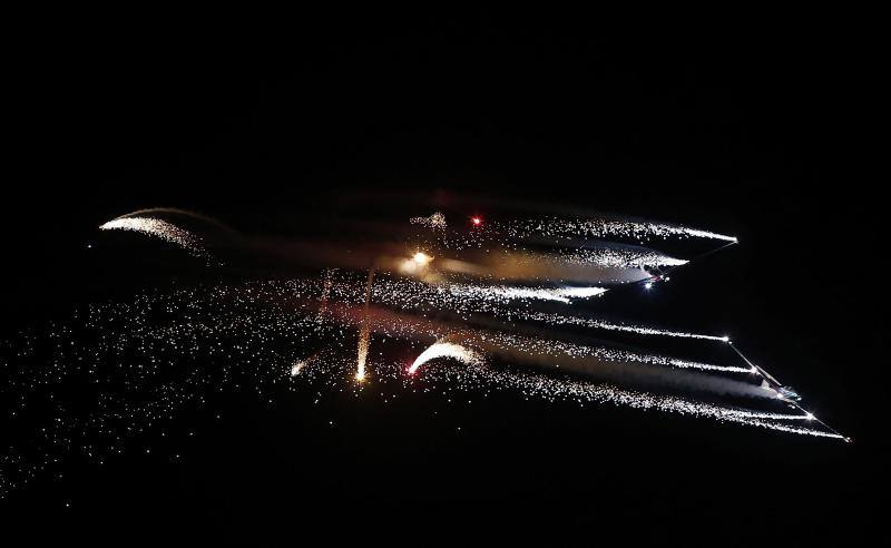 Un día antes de la gran cita, vecinos y visitantes de Gijón disfrutan con las acrobacias de los aviones que participan en el Festival Aéreo de Gijón. Y es que los pilotos han ofrecido evidencias de sus habilidades durante buena parte de la mañana.