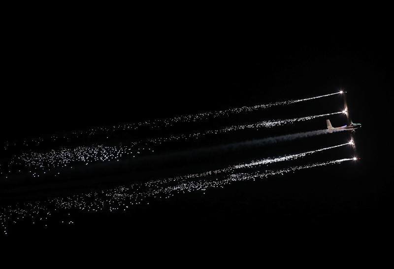 Un día antes de la gran cita, vecinos y visitantes de Gijón disfrutan con las acrobacias de los aviones que participan en el Festival Aéreo de Gijón. Y es que los pilotos han ofrecido evidencias de sus habilidades durante buena parte de la mañana.