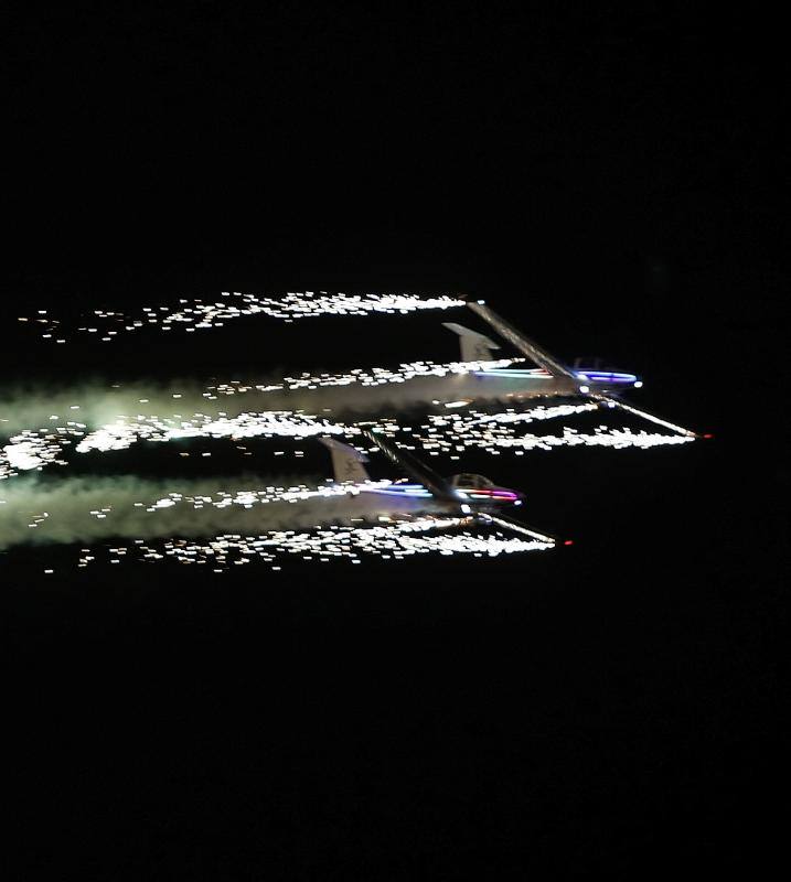 Un día antes de la gran cita, vecinos y visitantes de Gijón disfrutan con las acrobacias de los aviones que participan en el Festival Aéreo de Gijón. Y es que los pilotos han ofrecido evidencias de sus habilidades durante buena parte de la mañana.