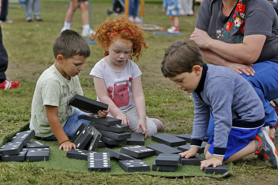 Los más pequeños disfrutaron de múltiples juegos en la segunda jornada de las festejos del barrio gijonés, que remataron con una rica chocolatada.