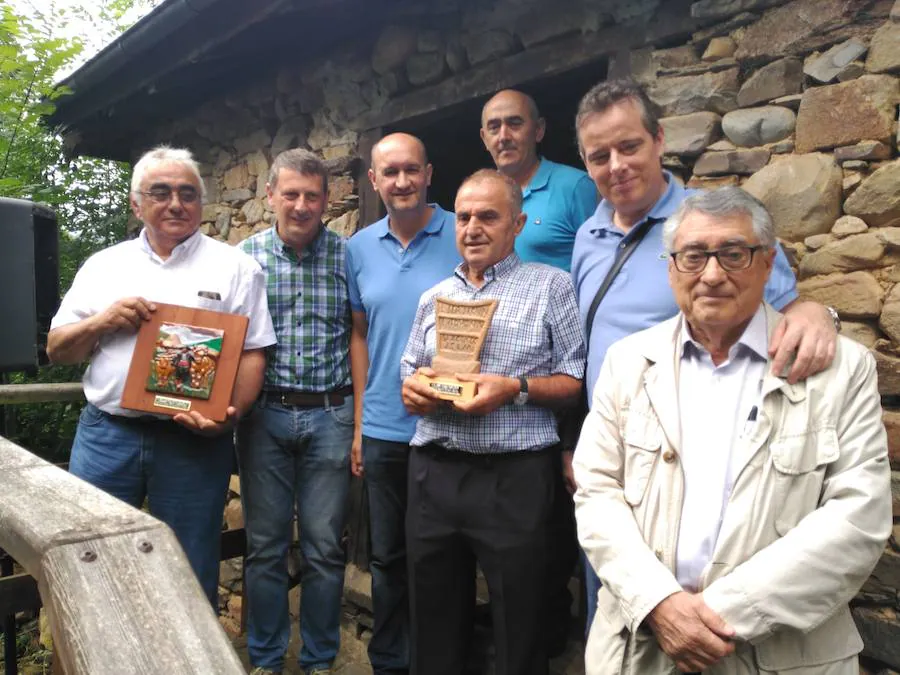 Durante las jornadas se entregó una placa honorífica al Gran Consejo Rector del Festival Vaqueiro y de la Vaqueirada, por su divulgación de la cultura vaqueira, y a José Manuel Rubio Feito, alcalde de barrio de Naraval, por su colaboración en la organización.