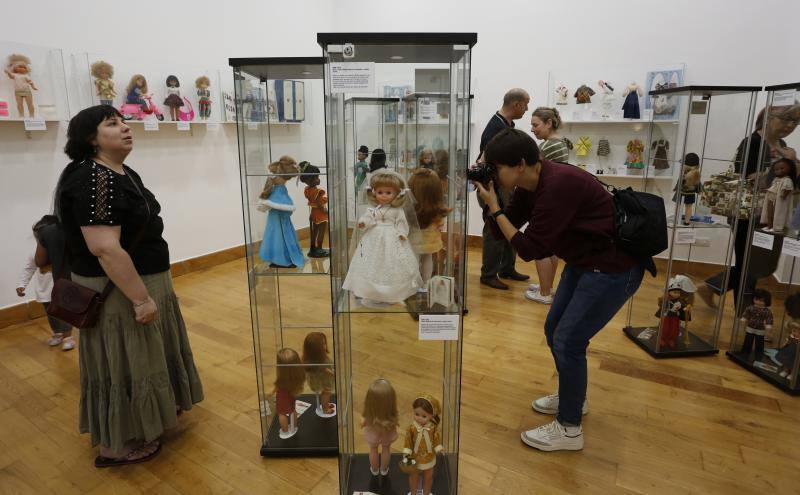 La muestra, disponible en el Centro de Cultura Antiguo Instituto (sala 3) de Gijón, lleva por título, precisamente, 'La respuesta española a la Barbie'. 