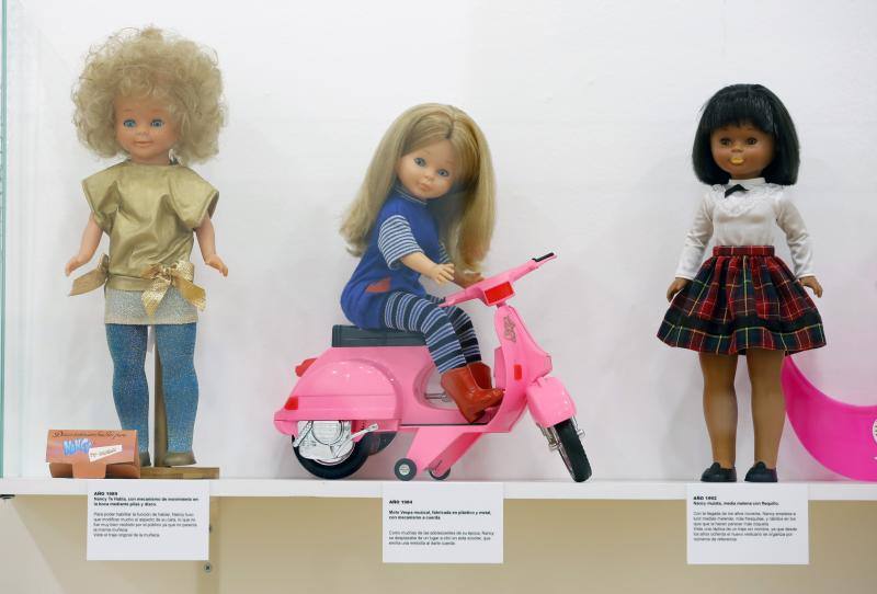 La muestra, disponible en el Centro de Cultura Antiguo Instituto (sala 3) de Gijón, lleva por título, precisamente, 'La respuesta española a la Barbie'. 