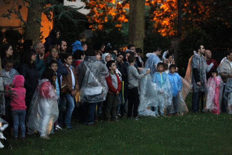 El público familiar no quiso perderse el vuelo de las aves rapaces que se exhibió en el jardín gijonés.