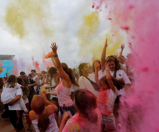 La fiesta holi celebrada el año pasado en la playa de Poniente fue todo un éxito. :: PALOMA UCHA