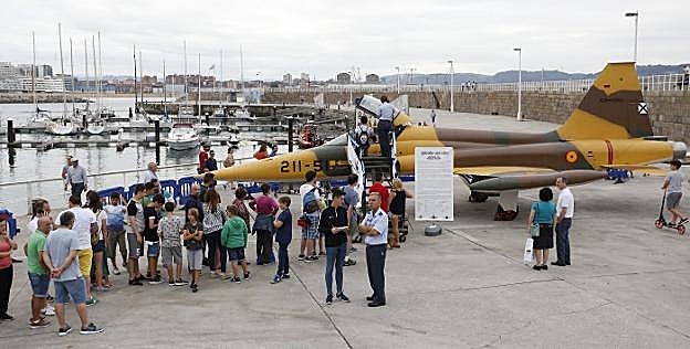 Larga cola de personas para acceder al F-5, en el Muelle. 