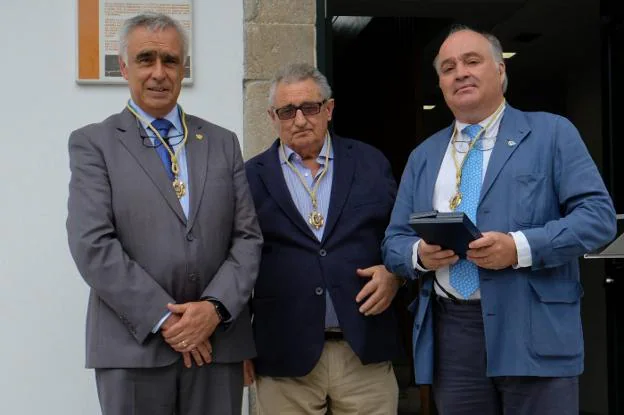 José Ángel Pérez, Domingo Martínez y Juan Calvo Sotelo con las medallas del Ayuntamiento. 