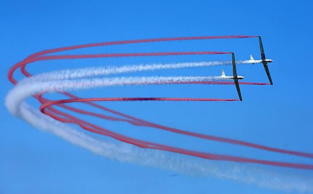 Miles de personas siguen el Festival Aéreo de Gijón.