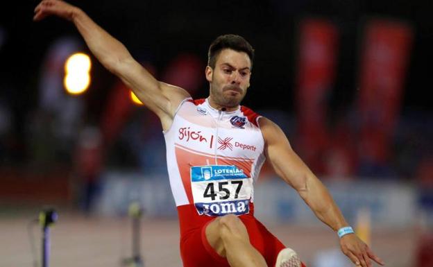 El atleta Francisco Javier Cobian en la final de salto de longitud, durante los Campeonatos de España de Atletismo que se disputan en el polideportivo Juan de la Cierva de la localidad madrileña de Getafe. 