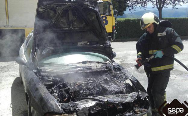 Los bomberos extinguen el incendio en un coche en Tineo