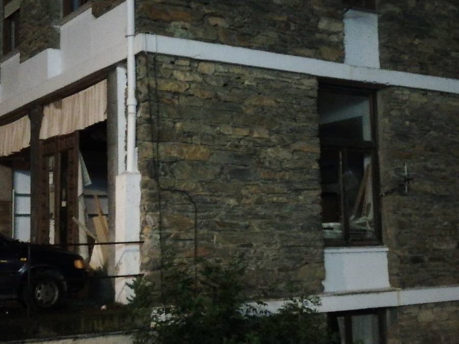 Fotos: Multitud de daños en Cangas del Narcea por una explosión pirotécnica