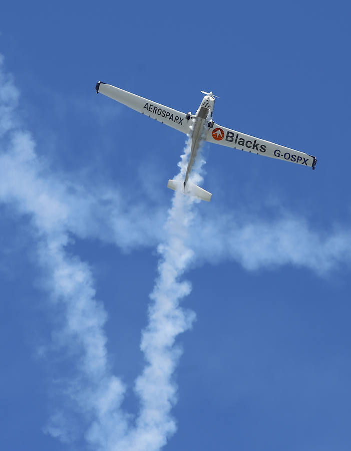 Miles de personas disfrutan en Gijón de una nueva edición del Festival Aéreo, en el que los pilotos han demostrado sus habilidades con un amplio abanico de acrobacias aéreas.