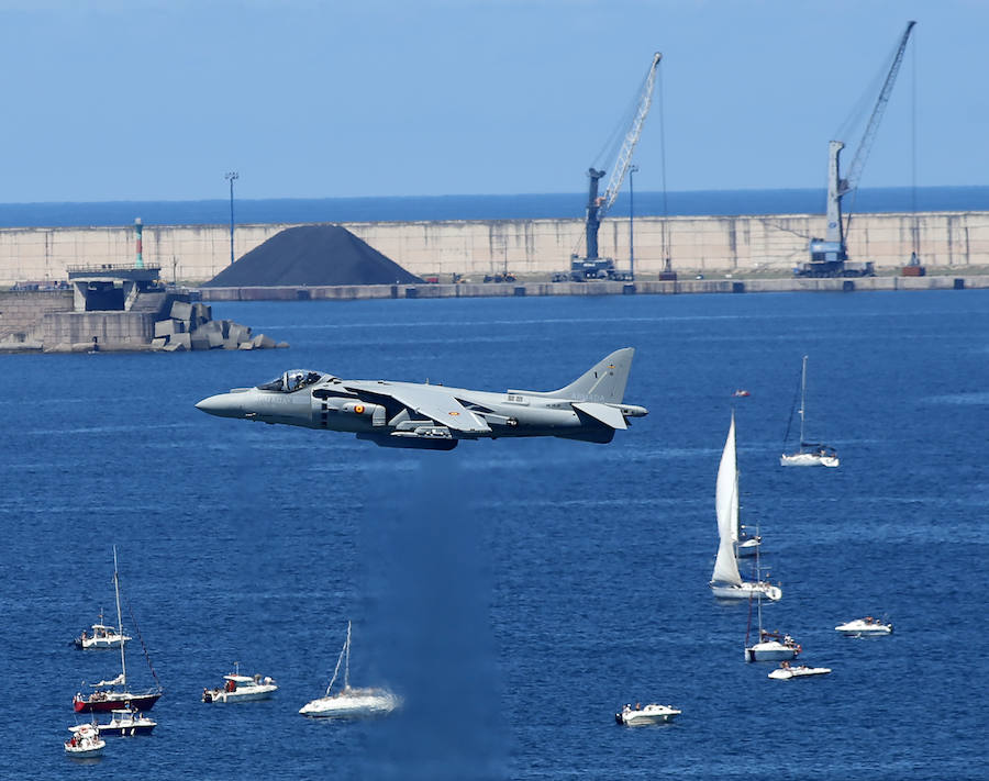 Miles de personas disfrutan en Gijón de una nueva edición del Festival Aéreo, en el que los pilotos han demostrado sus habilidades con un amplio abanico de acrobacias aéreas.