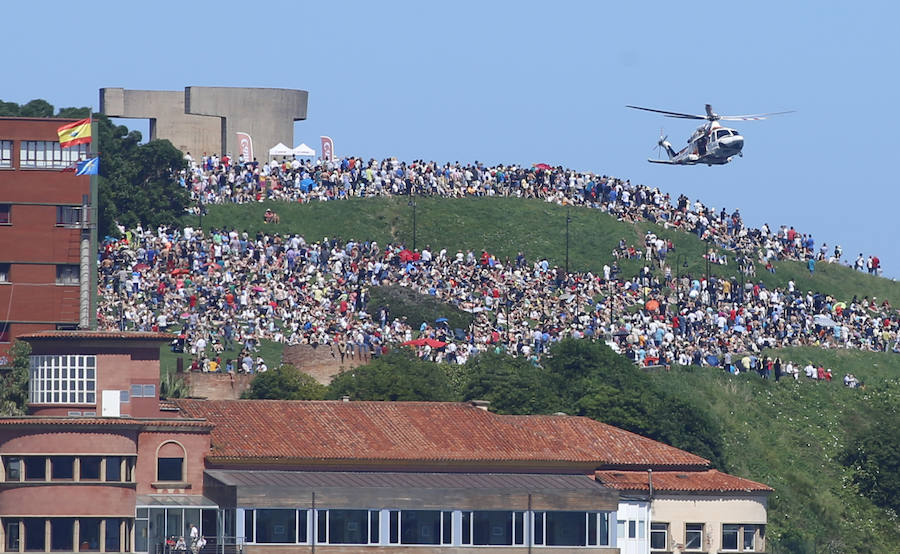 Miles de personas disfrutan en Gijón de una nueva edición del Festival Aéreo, en el que los pilotos han demostrado sus habilidades con un amplio abanico de acrobacias aéreas.