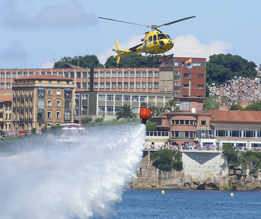 Miles de personas disfrutan en Gijón de una nueva edición del Festival Aéreo, en el que los pilotos han demostrado sus habilidades con un amplio abanico de acrobacias aéreas.