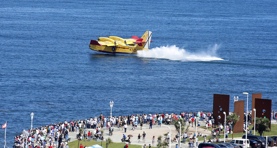 Miles de personas disfrutan en Gijón de una nueva edición del Festival Aéreo, en el que los pilotos han demostrado sus habilidades con un amplio abanico de acrobacias aéreas.