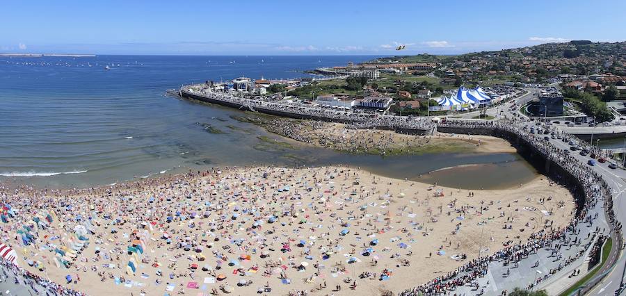 Miles de personas disfrutan en Gijón de una nueva edición del Festival Aéreo, en el que los pilotos han demostrado sus habilidades con un amplio abanico de acrobacias aéreas.