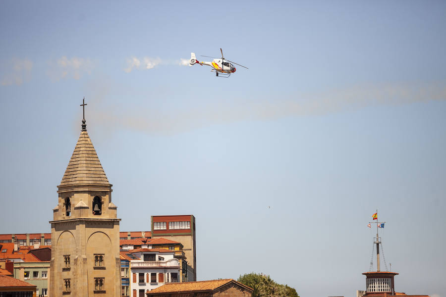 Miles de personas disfrutan en Gijón de una nueva edición del Festival Aéreo, en el que los pilotos han demostrado sus habilidades con un amplio abanico de acrobacias aéreas.
