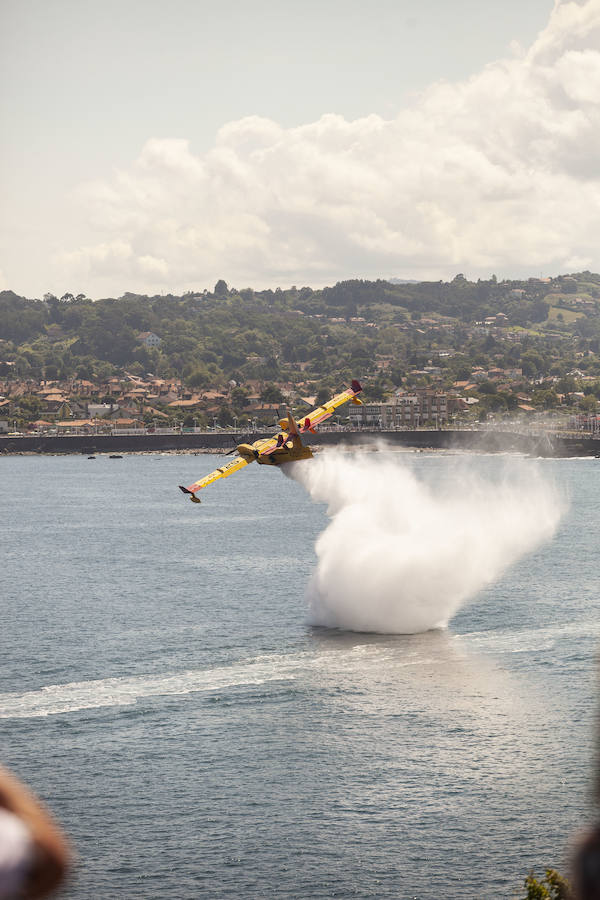 Miles de personas disfrutan en Gijón de una nueva edición del Festival Aéreo, en el que los pilotos han demostrado sus habilidades con un amplio abanico de acrobacias aéreas.