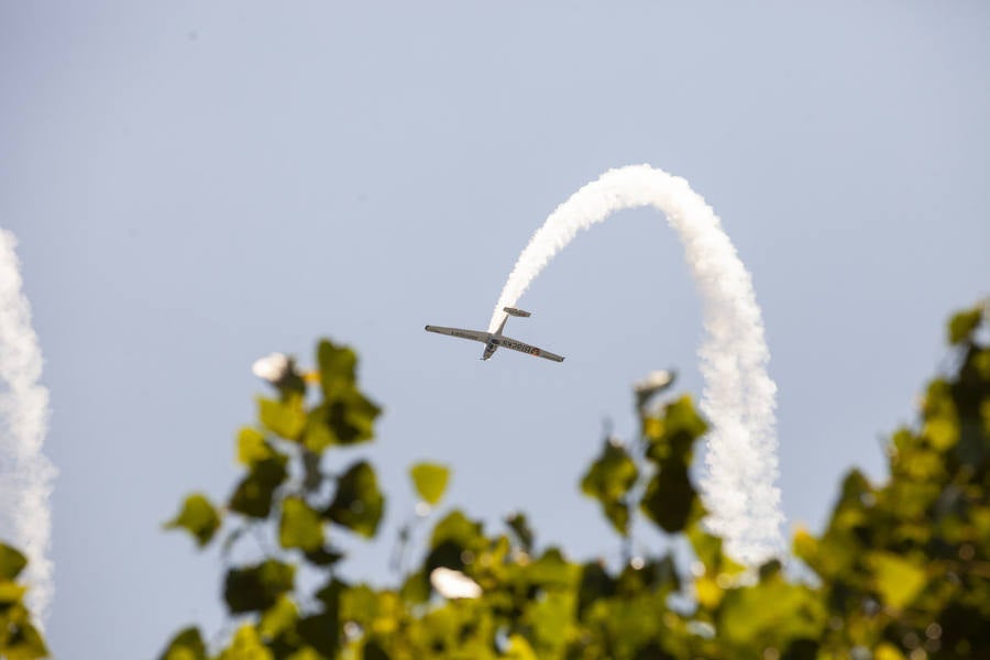 Miles de personas disfrutan en Gijón de una nueva edición del Festival Aéreo, en el que los pilotos han demostrado sus habilidades con un amplio abanico de acrobacias aéreas.