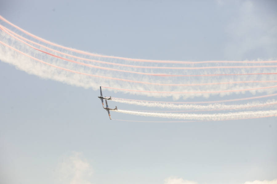 Miles de personas disfrutan en Gijón de una nueva edición del Festival Aéreo, en el que los pilotos han demostrado sus habilidades con un amplio abanico de acrobacias aéreas.