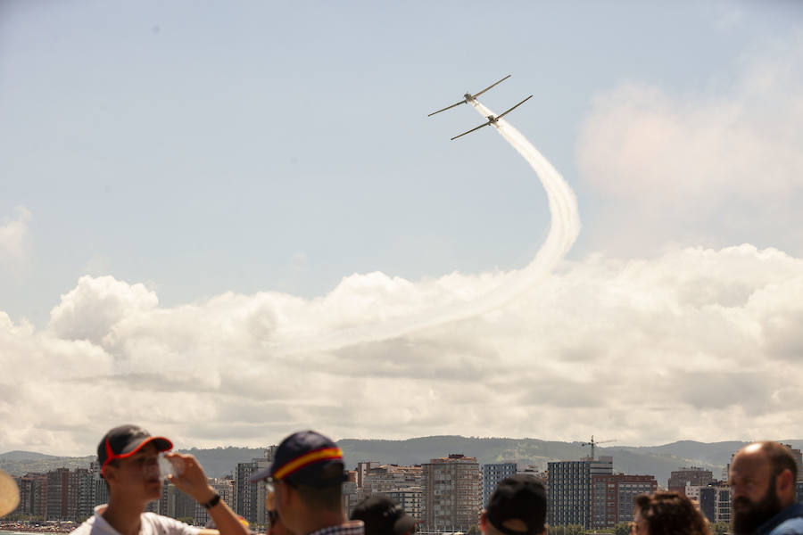 Miles de personas disfrutan en Gijón de una nueva edición del Festival Aéreo, en el que los pilotos han demostrado sus habilidades con un amplio abanico de acrobacias aéreas.