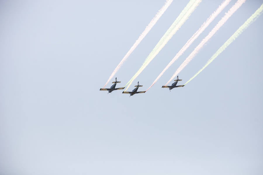 Miles de personas disfrutan en Gijón de una nueva edición del Festival Aéreo, en el que los pilotos han demostrado sus habilidades con un amplio abanico de acrobacias aéreas.