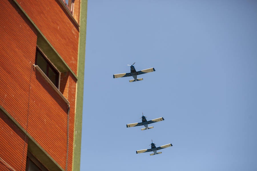 Miles de personas disfrutan en Gijón de una nueva edición del Festival Aéreo, en el que los pilotos han demostrado sus habilidades con un amplio abanico de acrobacias aéreas.